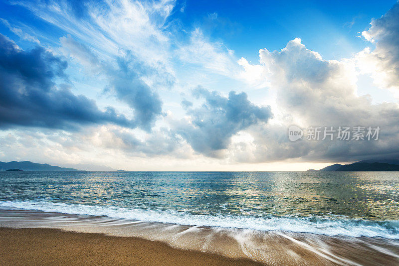 日出时，大海上空戏剧性天空的鼓舞人心的景观