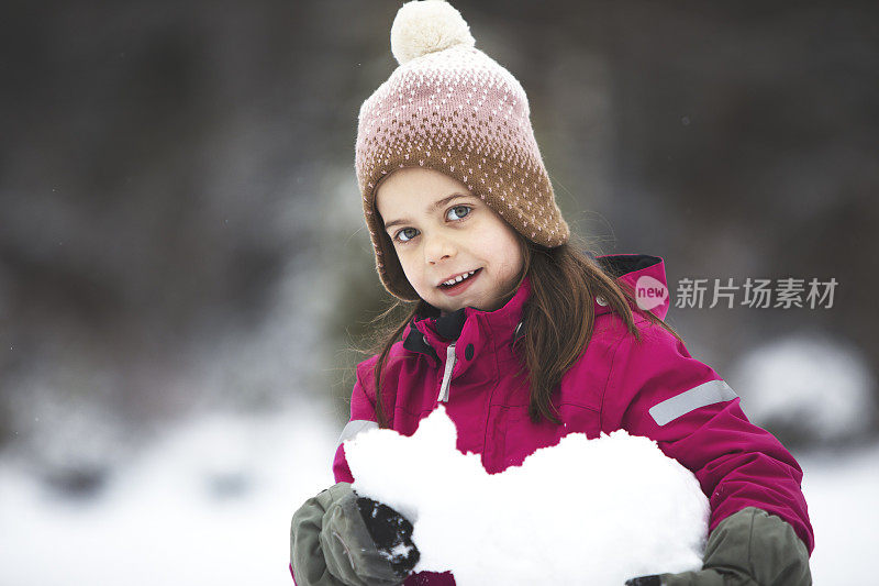 小女孩在户外玩雪