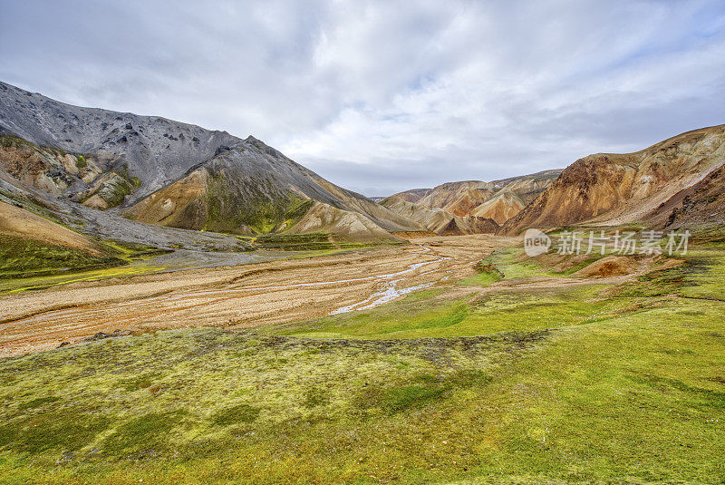 欧洲美丽独特的岛国冰岛的高地上的Landmannalaugar的令人叹为观止的彩色山丘