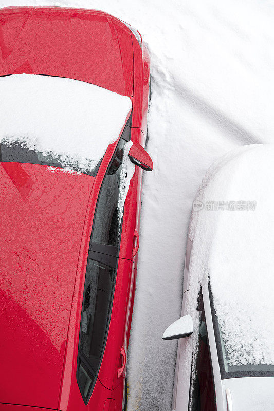 从上面看雪中的汽车