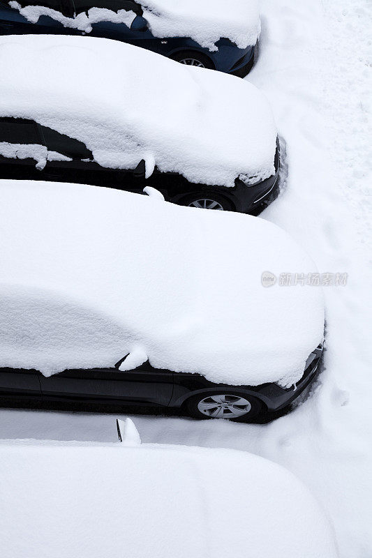 从上面看雪中的汽车