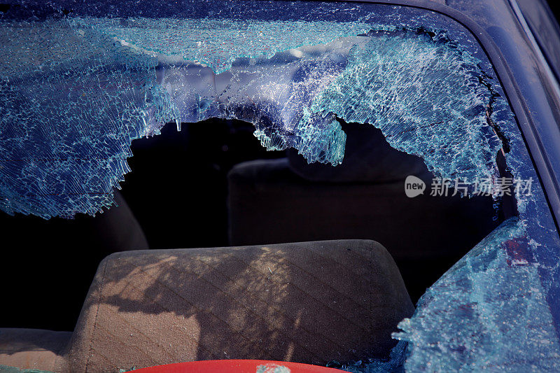 在交通事故中挡风玻璃被打碎的汽车