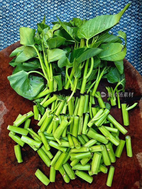 采伐牵牛花蔬菜食品的准备。