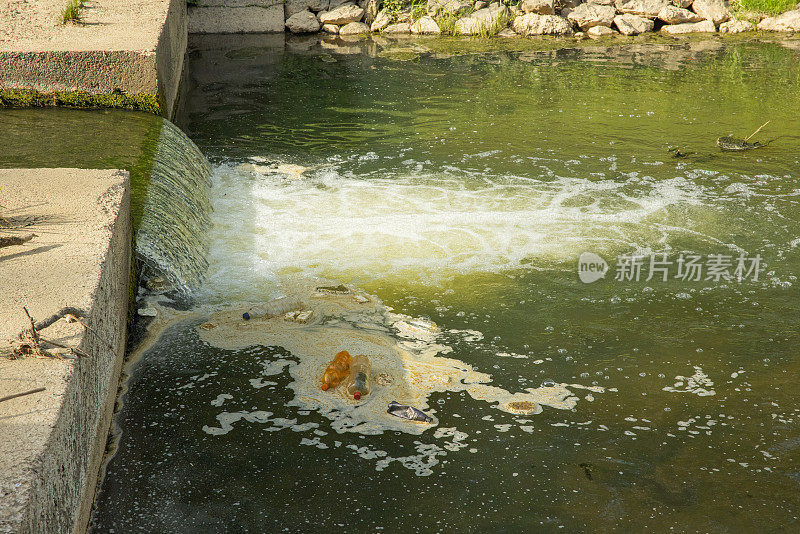 塑料瓶漂浮在运河的水面上