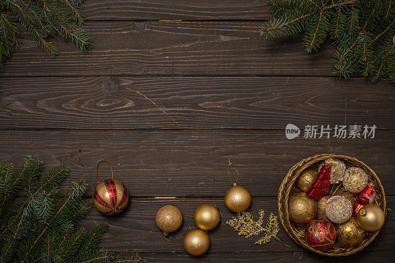 以木板为背景的新年圣诞概念。平铺，俯视图的概念