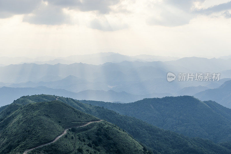 黄昏的光线穿过云层和山脉