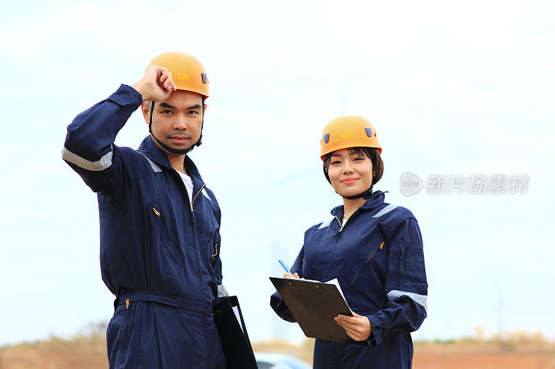 佩戴PPE安全设备的年轻工程师肖像，工作现场戴安全帽的年轻男女工程师肖像