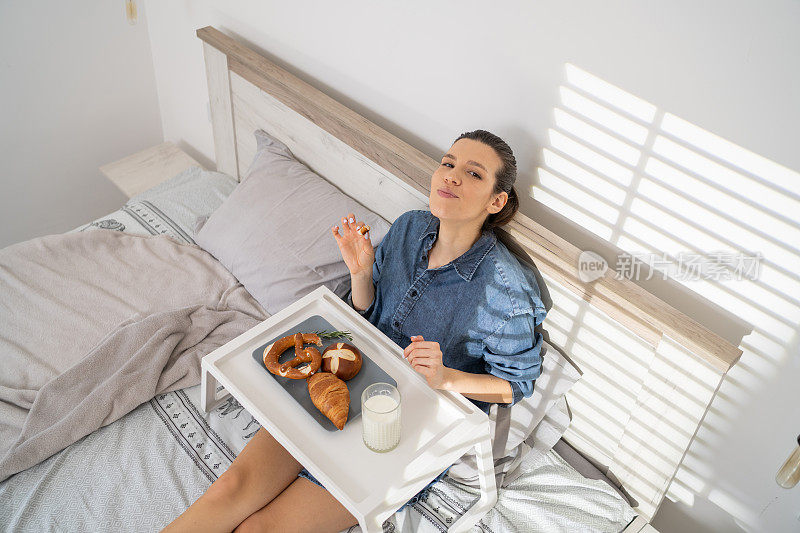 女人在床上吃早餐