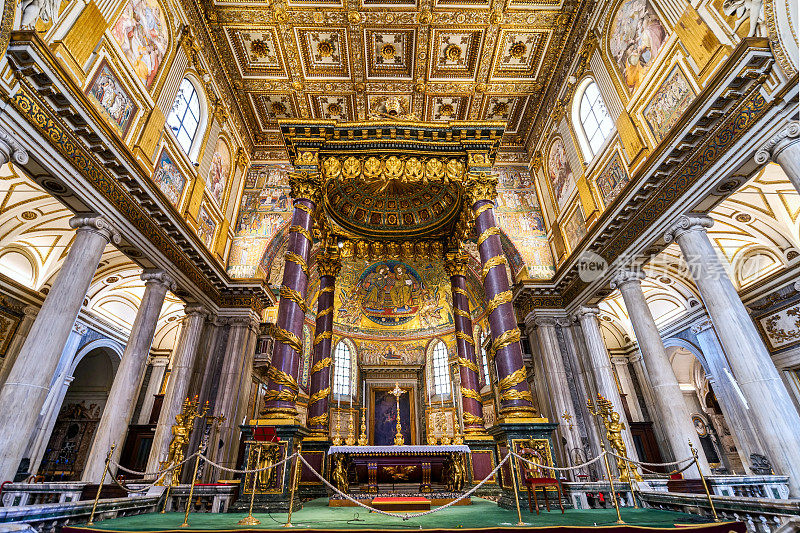 位于罗马中心的圣玛利亚教堂内宏伟的主祭坛