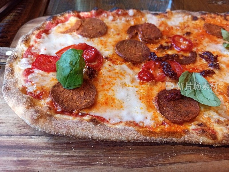 传统的意大利cruaty素食意大利辣香肠披萨在格拉斯哥，苏格兰，英国