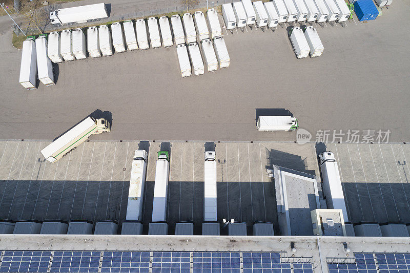 带可再生能源工厂的货物集装箱和配送仓库的鸟瞰图