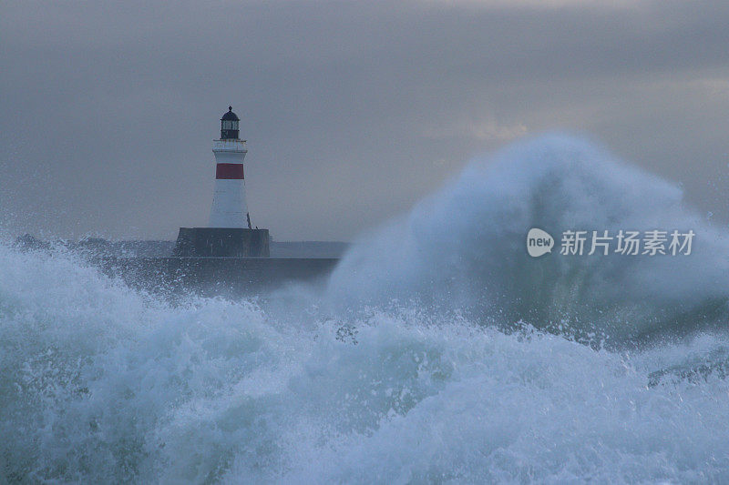 波涛汹涌的海面