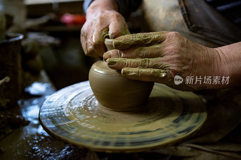 被裁掉的陶工制作陶器的手