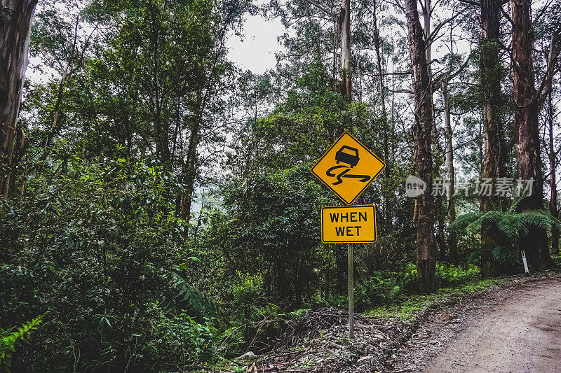 澳大利亚热带雨林中的“湿时”标志。