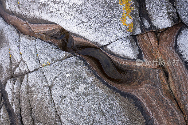 挪威峡湾岩石海岸的叶状岩层