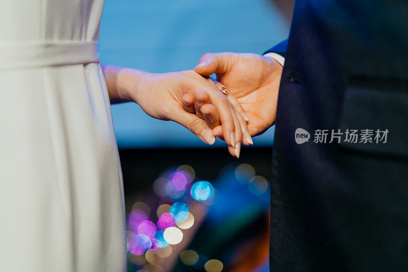 亚洲夫妇手拿结婚戒指