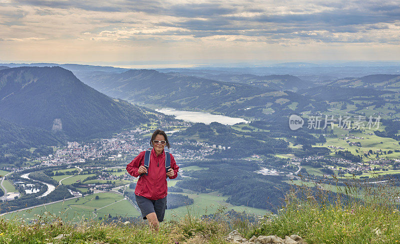 在德国巴伐利亚州的阿尔高阿尔卑斯山徒步旅行的高级女性