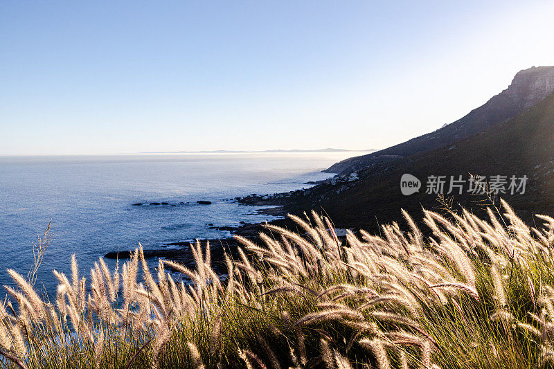 从沙湾，开普半岛，开普敦的海洋，天空和山的全景