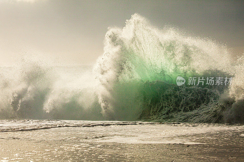 强大的风暴产生的海浪在明媚的阳光下在海岸线上爆炸