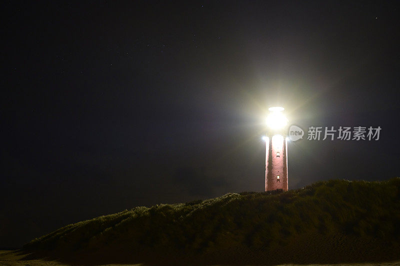 在一个暴风雨的秋夜沙丘上的特塞尔灯塔