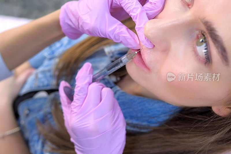 在美容诊所注射女性唇部，使唇部丰盈、矫正形状。