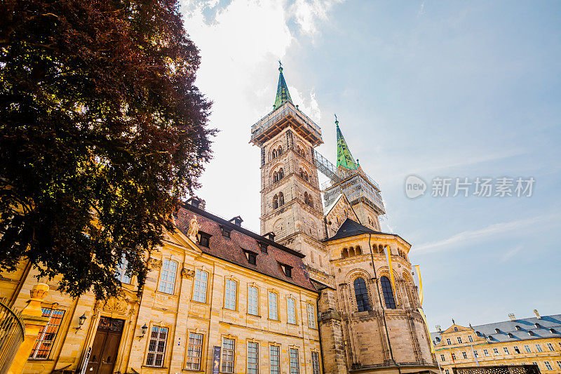巴伐利亚班贝格古城大教堂。夏季巴伐利亚之旅。欧洲国家。德国的建筑。航行。温暖的阳光明媚的日子。德国旅游目的地。街