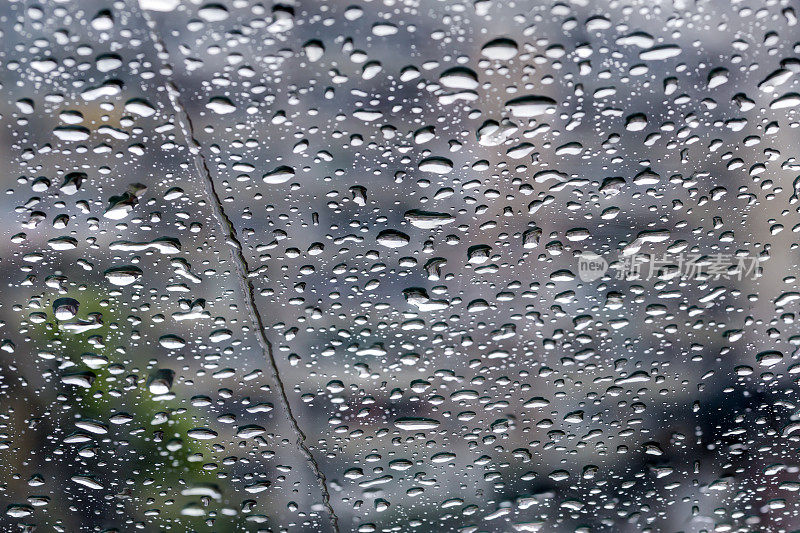 在下雨时选择性聚焦的汽车挡风玻璃内视图