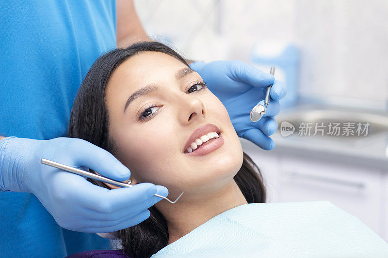 牙医在牙医那里检查病人的牙齿。
