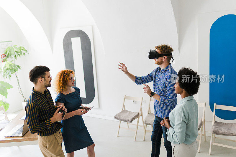 业务团队在虚拟现实模拟器上向客户展示新项目。