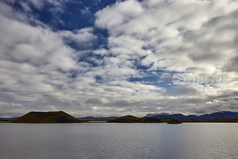冰岛北部秋天的米瓦顿湖