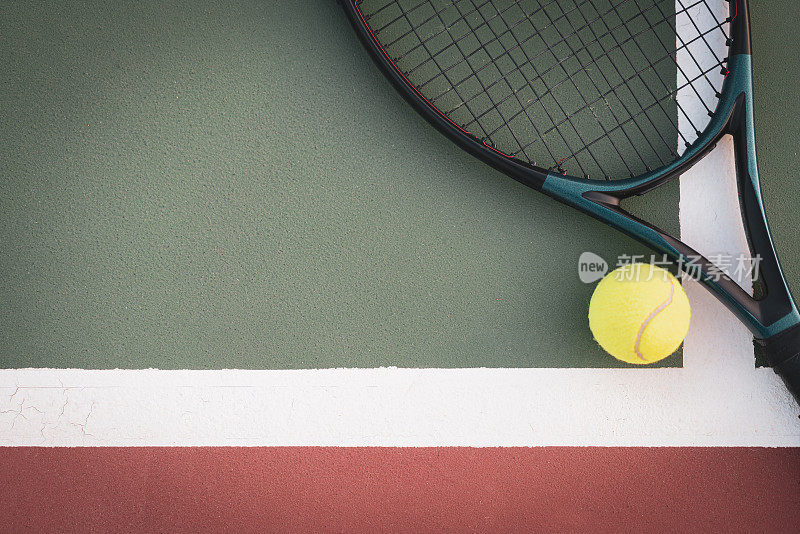 绿茵场背景的网球和球拍。俯视图与副本。