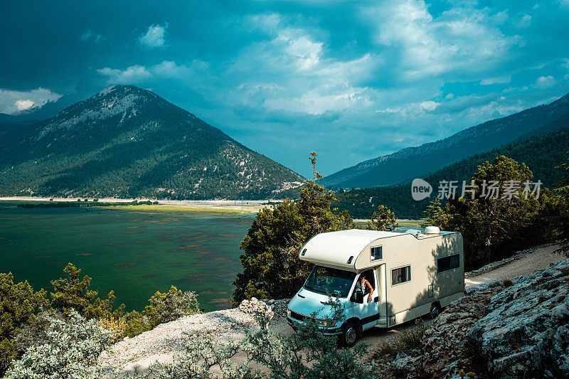 山地林地，湖泊，土路上的大篷车