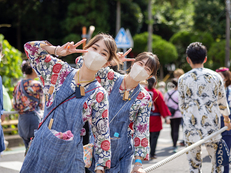 在日本传统的“祭日”上，年轻人拉着巨大的“鱼汤”花车