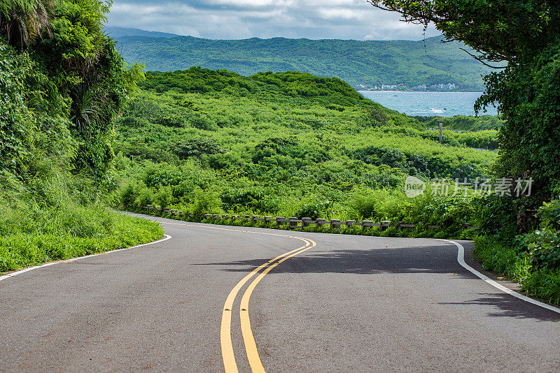 蜿蜒的海岸公路