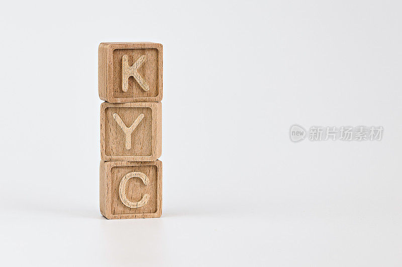 KYC了解客户在金融服务主题上的指导方针。白色背景的木质立方体上有首字母缩写KYC