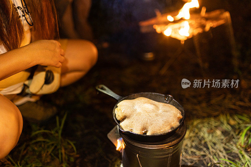 用铸铁煎锅在营火上煮一个巨大的香菇