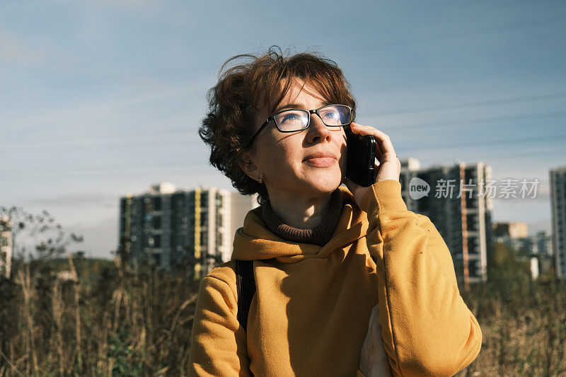 幸福的女人是边走边打电话