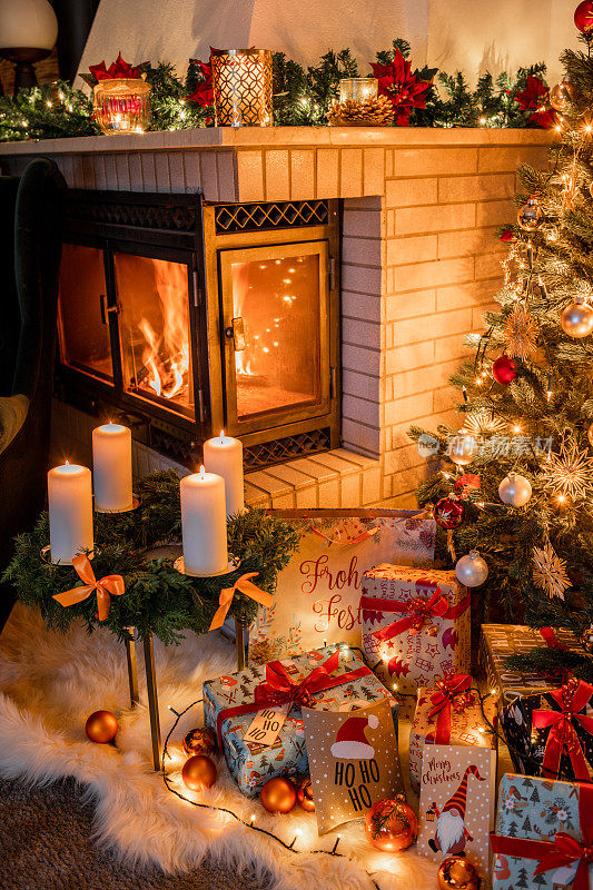 圣诞树与礼物包装在舒适的客厅壁炉圣诞夜