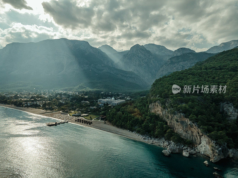 这条封闭的隧道是当地的地标。贝尔迪比，安塔利亚省，基梅尔地区，土耳其。