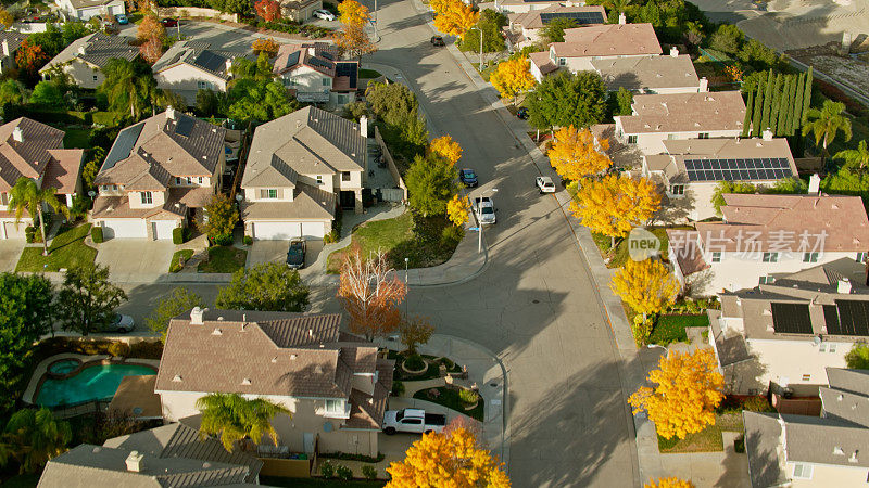 加利福尼亚州圣克拉利塔的房屋和秋天的颜色鸟瞰镜头