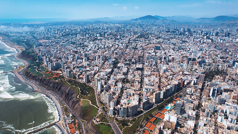 秘鲁利马米拉弗洛雷斯地区海岸线的全景鸟瞰图。