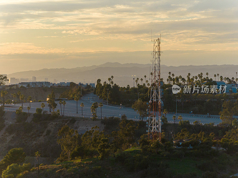 手机信号塔与洛杉矶风景的对比