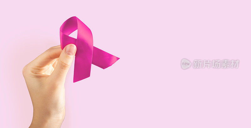 手握粉红织物缎带广告背景，横幅