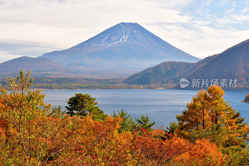 富士五湖秋叶色:元土湖