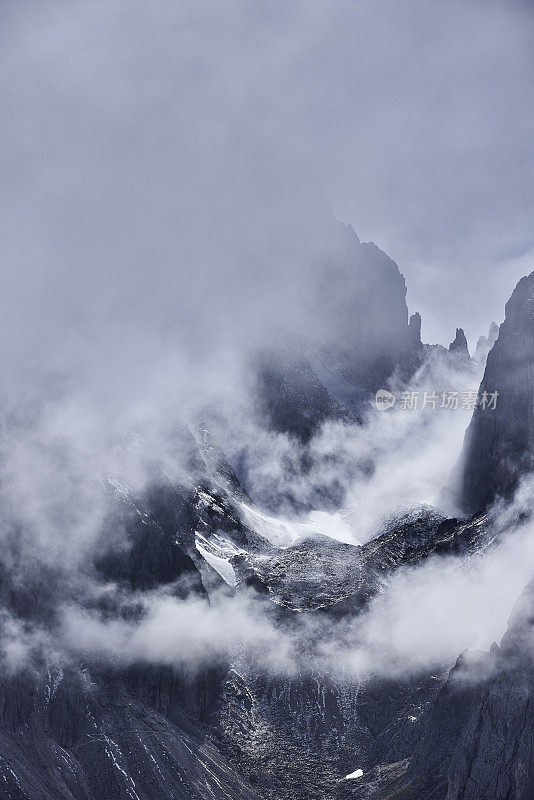 云中的卡迪尼迪米苏里纳山峰。