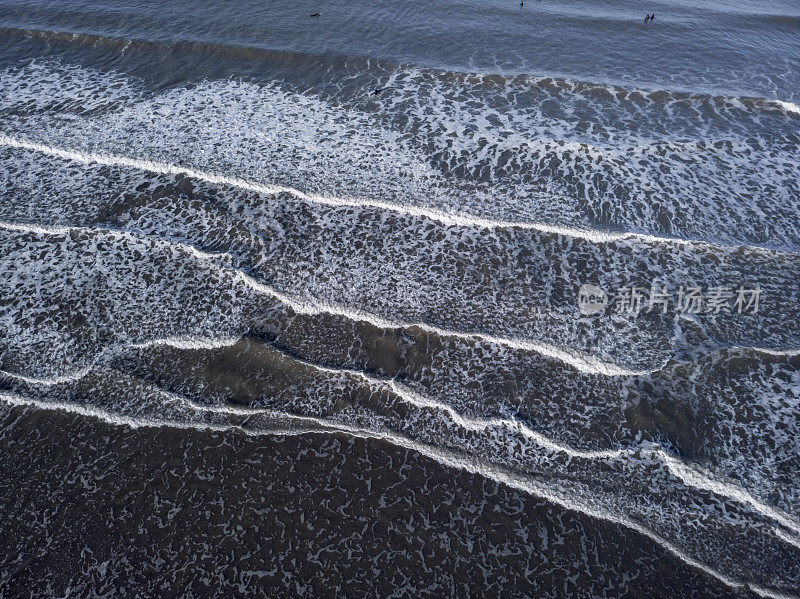 航拍的海浪沿海岸登陆的画面