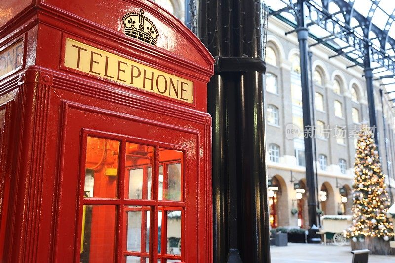 圣诞树装饰红色电话亭在英国伦敦