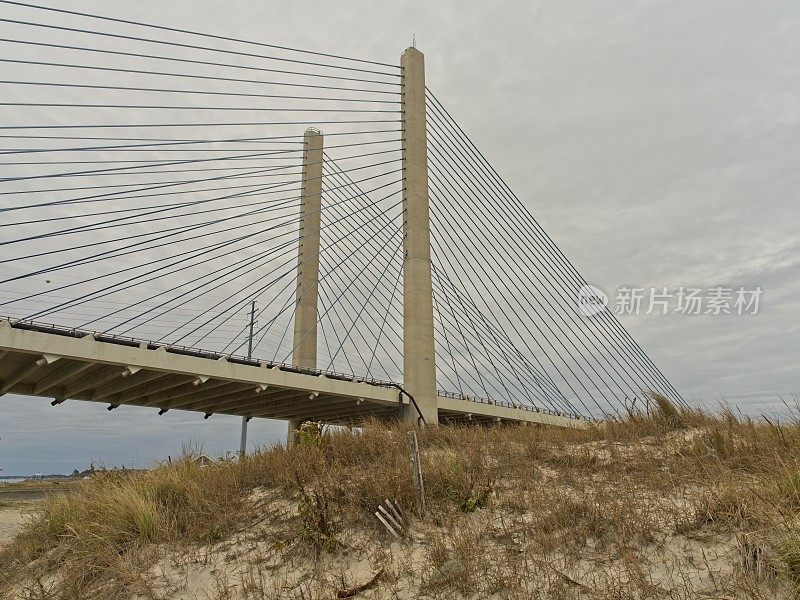 查尔斯·w·卡伦纪念桥，因为它跨越印第安河，在前景的沙滩沙丘