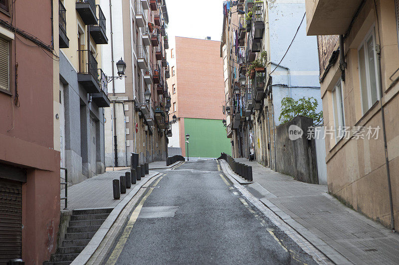 西班牙城市的后街和公寓楼