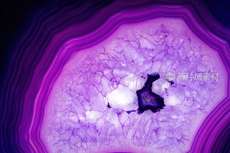 玛瑙晶体截面背景。天然半透明玛瑙晶体表面片。矿石的宏观特写，抽象结构